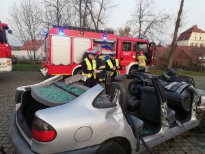 Policjanci ruchu drogowego KPP w Tucholi podczas oględzin w przygotowanej symulacji zdarzenia drogowego.