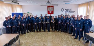 Wspólna fotografia wyróżnionych za osiągnięcia sportowe policjantów i pracowników cywilnych garnizonu kuj.-pom.