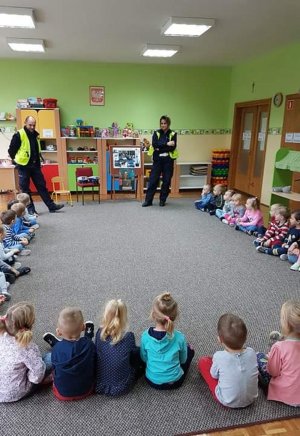 Policjanci tucholskiej drogówki na pogadance w przedszkolu nr 1 w Tucholi.