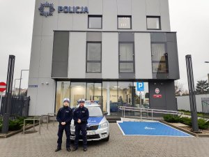 Policjanci tucholskiej drogówki, którzy pilotowali osobowego opla z chorym mężczyzną do miejscowego szpitala.