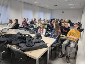 Policjant tucholskiej komendy prowadzący zajęcia dydaktyczne z uczniami klasy mundurowej miejscowego ogólniaka.