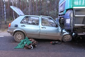 Zdarzenie drogowe z udziałem auta osobowego i tira w pobliżu miejscowości Wielkie Gacno.