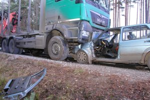 Zdarzenie drogowe z udziałem auta osobowego i tira w pobliżu miejscowości Wielkie Gacno.