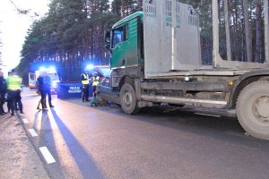 Zdarzenie drogowe z udziałem auta osobowego i tira w pobliżu miejscowości Wielkie Gacno.