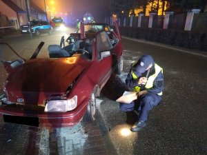 Wypadek drogowy na ul. Sychowskiego w Śliwicach z udziałem dwóch aut osobowych tj. forda i volkswagena.