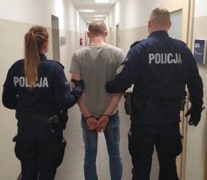 Policjanci z Tucholi zatrzymali 35– latka, który posiadał 5 woreczków strunowych z różnymi środkami odurzającymi.