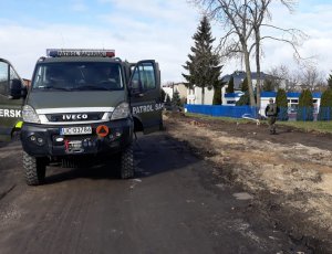 W trakcie robót drogowych na ul. Kolejowej w Tucholi został odkopany niewybuch pocisku artyleryjskiego pochodzącego z okresu II wojny światowej.