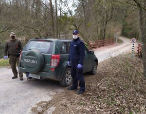 Miejscowi stróże prawa wspólnie ze strażą leśną kontrolują kompleksy leśne na terenie naszego powiatu.