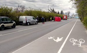 Funkcjonariusz drogówki wykonujący czynności na miejscu wypadku w Tucholi na ul. Chojnickiej.