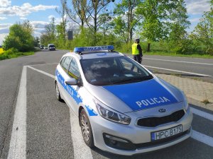 Patrol ruchu drogowego z tucholskiej komendy policji realizuje zadania do akcji &quot;Kaskadowy pomiar prędkości&quot;.