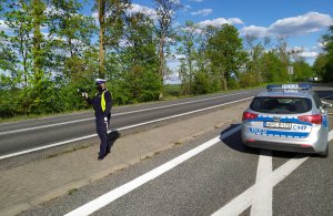 Patrol ruchu drogowego z tucholskiej komendy policji realizuje zadania do akcji &quot;Kaskadowy pomiar prędkości&quot;.