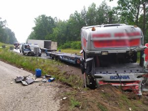 W piątek (3.07.2020r.) na drodze wojewódzkiej nr 240 w Rudzkim Młynie doszło do zdarzenia drogowego, z udziałem dwóch samochodów ciężarowych.