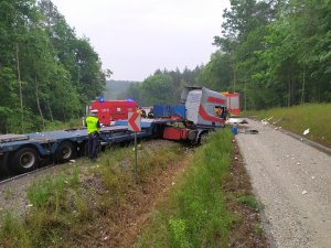 W piątek (3.07.2020r.) na drodze wojewódzkiej nr 240 w Rudzkim Młynie doszło do zdarzenia drogowego, z udziałem dwóch samochodów ciężarowych.