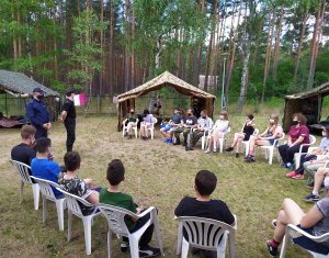 Stróż prawa wspólnie z funkcjonariuszem miejscowej straży pożarnej złożyli wizytę uczestnikom Harcerskiego Ośrodka Szkoleniowo-Wypoczynkowego Hufca ZHP Tuchola w Białej.