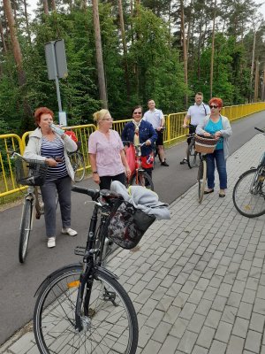 Miejscowi stróże prawa wzięli udział w rajdzie rowerowym zorganizowanym przez członków Klubu Seniora „Jesień”.