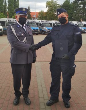 Komendant tucholskiej policji wraz z post. Pawłem Luchcińskim.