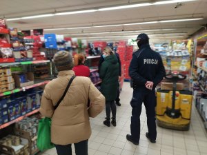 Tucholscy policjanci wraz z Sanepidem kontrolują sklepy na terenie powiatu.