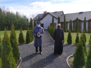 Komendant podinsp. Wiesław Gapa, wspólnie z ks. Grzegorzem Kielasem w hołdzie pamięci, zapalili znicz, przy pamiątkowych tablicach upamiętniających zamordowanych podczas Zbrodni Katyńskiej.