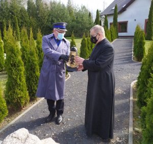 Komendant podinsp. Wiesław Gapa, wspólnie z ks. Grzegorzem Kielasem w hołdzie pamięci, zapalili znicz, przy pamiątkowych tablicach upamiętniających zamordowanych podczas Zbrodni Katyńskiej.