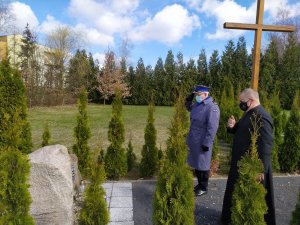 Komendant podinsp. Wiesław Gapa, wspólnie z ks. Grzegorzem Kielasem w hołdzie pamięci, zapalili znicz, przy pamiątkowych tablicach upamiętniających zamordowanych podczas Zbrodni Katyńskiej.