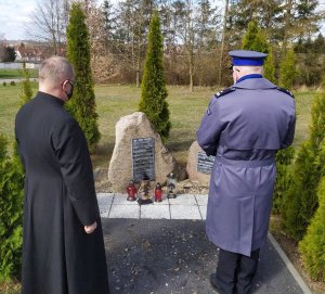 Komendant podinsp. Wiesław Gapa, wspólnie z ks. Grzegorzem Kielasem w hołdzie pamięci, zapalili znicz, przy pamiątkowych tablicach upamiętniających zamordowanych podczas Zbrodni Katyńskiej.