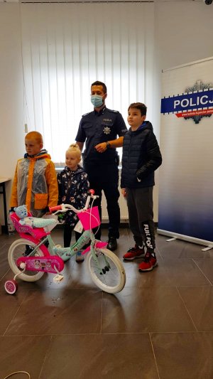 policjant w towarzystwie dzieci