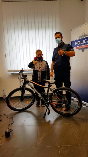 policjant z rowerzystą