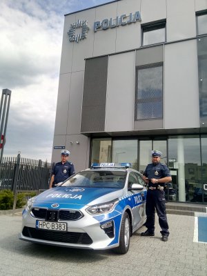 Policjanci przy radiowozie