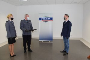 Komendant podinsp. WIesław Gapa podczas pożegnania funkcjonariusza policji