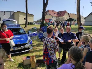 policjant podczas zajęć profilaktycznych z dziećmi