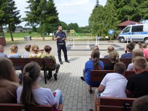 policjant podczas zajęć profilaktycznych z dziećmi