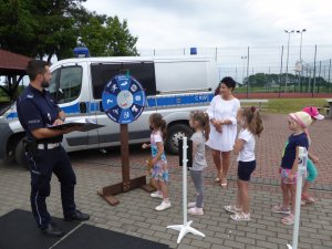 policjant podczas zajęć profilaktycznych z dziećmi