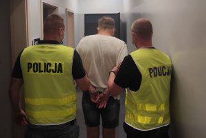 policjanci z osobą zatrzymaną