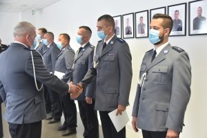 Komendant Powiatowy Policji w Tucholi wręcza policjantom akty mianowania.