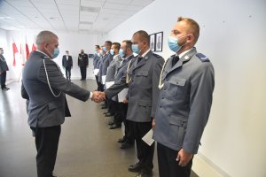 Komendant Powiatowy Policji w Tucholi wręcza policjantom akty mianowania.