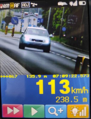 Samochód jadący z prędkością 113 km/h