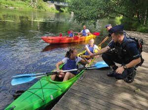 policjant sprawdza trzeźwość kajakarzy