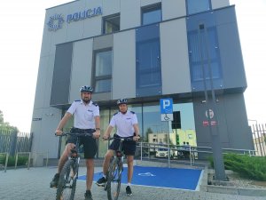 Policjanci na rowerach przed budynkiem Komendy Powiatowej Policji w Tucholi