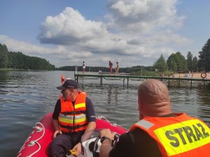 policjant czuwa nad bezpieczeństwem plażowiczów