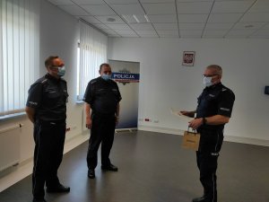 Komendant dziękuje policjantom za wieloletnią służbę