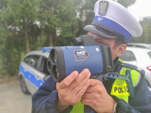 policjant dokonujący pomiaru prędkości pojazdów