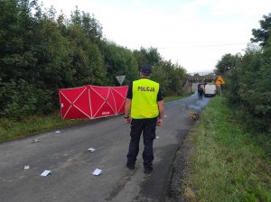 policjant zabezpiecza miejsce wypadku drogowego