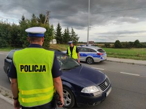 policjant wykonuje badanie stanu trzeźwości kierowcy