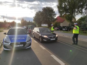 policjanci na drodze kontrolują trzeźwość kierowców