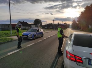 policjant sprawdza trzeźwość kierowcy