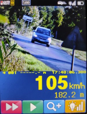 samochód porusza się z prędkością 105 km/h