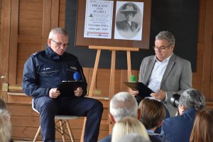 Komendant Powiatowy Policji w Tucholi odczytuje fragmenty książki