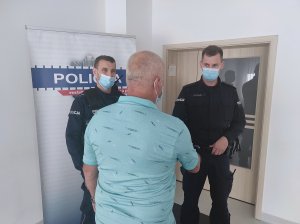 mężczyzna dziękuje policjantom za uratowanie życia