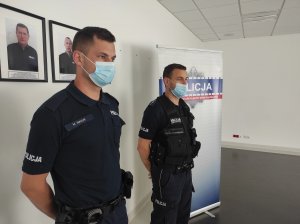 policjanci słuchają przemówienia komendanta