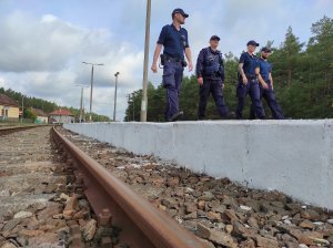 policjanci i straż ochrony kolei kontrolują tereny kolejowe